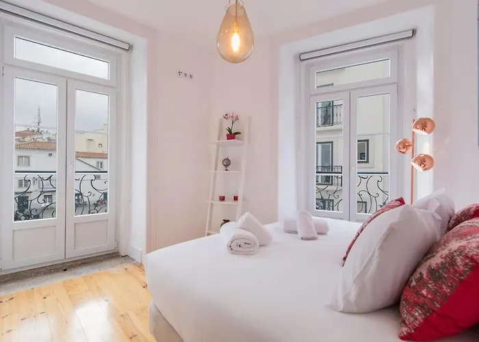 Lovelystay - Lusitano's Heart 2bdr In Alfama Апартаменты *